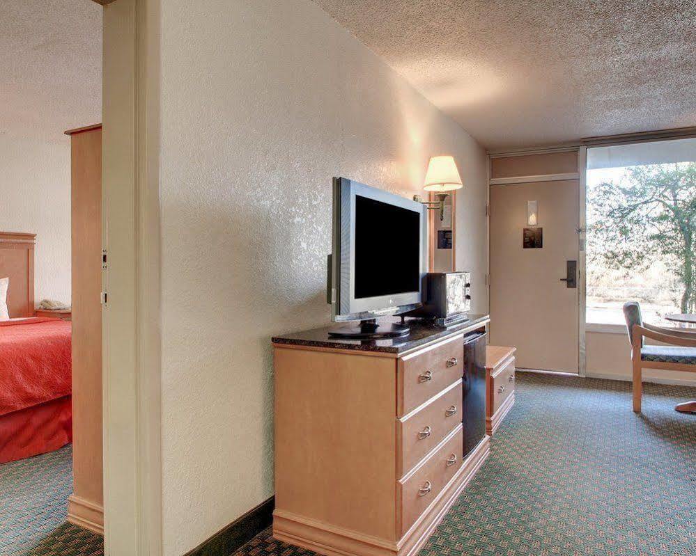 Vicksburg Inn & Suites Exterior photo