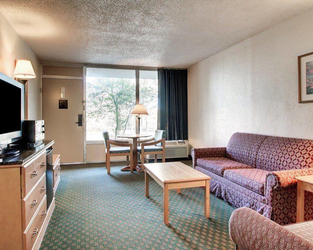 Vicksburg Inn & Suites Exterior photo